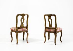 MANIFATTURA VENEZIANA DEL XIX SECOLO : Coppia di sedie in legno laccato, schienale a giorno di linea mossa con cartella traforata, gambe arcuate poggianti su piedi a ricciolo  - Asta Asta 395 | ARTE ANTICA E DEL XIX SECOLO Online - Associazione Nazionale - Case d'Asta italiane