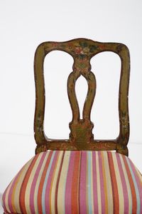 MANIFATTURA VENEZIANA DEL XIX SECOLO : Coppia di sedie in legno laccato, schienale a giorno di linea mossa con cartella traforata, gambe arcuate poggianti su piedi a ricciolo  - Asta Asta 395 | ARTE ANTICA E DEL XIX SECOLO Online - Associazione Nazionale - Case d'Asta italiane