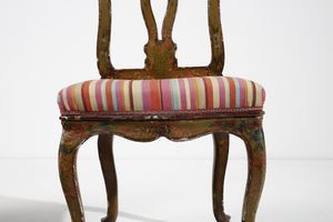MANIFATTURA VENEZIANA DEL XIX SECOLO : Coppia di sedie in legno laccato, schienale a giorno di linea mossa con cartella traforata, gambe arcuate poggianti su piedi a ricciolo  - Asta Asta 395 | ARTE ANTICA E DEL XIX SECOLO Online - Associazione Nazionale - Case d'Asta italiane