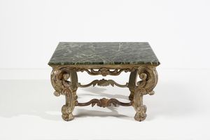 MANIFATTURA DEL XIX SECOLO : Tavolo basso in legno intagliato, parzialmente dorato e decorato a volute, gambe unite da traverse di forma mossa, piano rettangolare dipinto a finto marmo  - Asta Asta 395 | ARTE ANTICA E DEL XIX SECOLO Online - Associazione Nazionale - Case d'Asta italiane