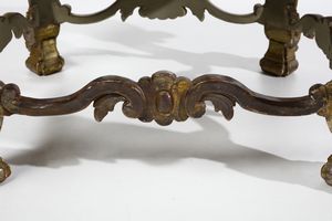MANIFATTURA DEL XIX SECOLO : Tavolo basso in legno intagliato, parzialmente dorato e decorato a volute, gambe unite da traverse di forma mossa, piano rettangolare dipinto a finto marmo  - Asta Asta 395 | ARTE ANTICA E DEL XIX SECOLO Online - Associazione Nazionale - Case d'Asta italiane