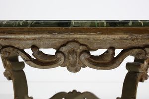 MANIFATTURA DEL XIX SECOLO : Tavolo basso in legno intagliato, parzialmente dorato e decorato a volute, gambe unite da traverse di forma mossa, piano rettangolare dipinto a finto marmo  - Asta Asta 395 | ARTE ANTICA E DEL XIX SECOLO Online - Associazione Nazionale - Case d'Asta italiane