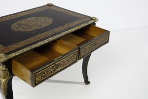 MANIFATTURA FRANCESE DEL XIX-XX SECOLO : Tavolino in stile Boulle in legno ebanizzato e lastronato in tartaruga e ottone, con applicazioni in bronzo dorato, piano con profilo in bronzo dorato, fascia a due cassetti e gambe arcuate  - Asta Asta 395 | ARTE ANTICA E DEL XIX SECOLO Online - Associazione Nazionale - Case d'Asta italiane