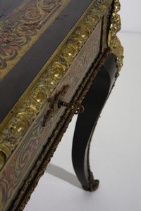 MANIFATTURA FRANCESE DEL XIX-XX SECOLO : Tavolino in stile Boulle in legno ebanizzato e lastronato in tartaruga e ottone, con applicazioni in bronzo dorato, piano con profilo in bronzo dorato, fascia a due cassetti e gambe arcuate  - Asta Asta 395 | ARTE ANTICA E DEL XIX SECOLO Online - Associazione Nazionale - Case d'Asta italiane