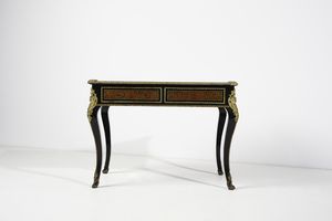 MANIFATTURA FRANCESE DEL XIX-XX SECOLO : Tavolino in stile Boulle in legno ebanizzato e lastronato in tartaruga e ottone, con applicazioni in bronzo dorato, piano con profilo in bronzo dorato, fascia a due cassetti e gambe arcuate  - Asta Asta 395 | ARTE ANTICA E DEL XIX SECOLO Online - Associazione Nazionale - Case d'Asta italiane