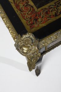 MANIFATTURA FRANCESE DEL XIX-XX SECOLO : Tavolino in stile Boulle in legno ebanizzato e lastronato in tartaruga e ottone, con applicazioni in bronzo dorato, piano con profilo in bronzo dorato, fascia a due cassetti e gambe arcuate  - Asta Asta 395 | ARTE ANTICA E DEL XIX SECOLO Online - Associazione Nazionale - Case d'Asta italiane