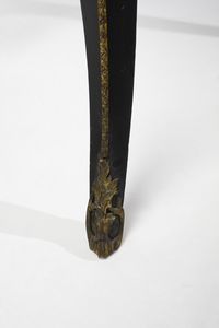 MANIFATTURA FRANCESE DEL XIX-XX SECOLO : Tavolino in stile Boulle in legno ebanizzato e lastronato in tartaruga e ottone, con applicazioni in bronzo dorato, piano con profilo in bronzo dorato, fascia a due cassetti e gambe arcuate  - Asta Asta 395 | ARTE ANTICA E DEL XIX SECOLO Online - Associazione Nazionale - Case d'Asta italiane