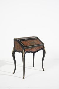 MANIFATTURA FRANCESE DEL XIX-XX SECOLO - Scrittoio a ribalta in stile Boulle in legno ebanizzato e lastronato in tartaruga e ottone, con applicazioni in bronzo dorato e gambe arcuate