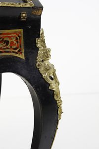 MANIFATTURA FRANCESE DEL XIX-XX SECOLO : Scrittoio a ribalta in stile Boulle in legno ebanizzato e lastronato in tartaruga e ottone, con applicazioni in bronzo dorato e gambe arcuate  - Asta Asta 395 | ARTE ANTICA E DEL XIX SECOLO Online - Associazione Nazionale - Case d'Asta italiane