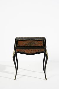 MANIFATTURA FRANCESE DEL XIX-XX SECOLO : Scrittoio a ribalta in stile Boulle in legno ebanizzato e lastronato in tartaruga e ottone, con applicazioni in bronzo dorato e gambe arcuate  - Asta Asta 395 | ARTE ANTICA E DEL XIX SECOLO Online - Associazione Nazionale - Case d'Asta italiane