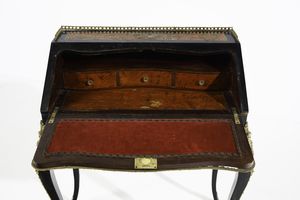 MANIFATTURA FRANCESE DEL XIX-XX SECOLO : Scrittoio a ribalta in stile Boulle in legno ebanizzato e lastronato in tartaruga e ottone, con applicazioni in bronzo dorato e gambe arcuate  - Asta Asta 395 | ARTE ANTICA E DEL XIX SECOLO Online - Associazione Nazionale - Case d'Asta italiane