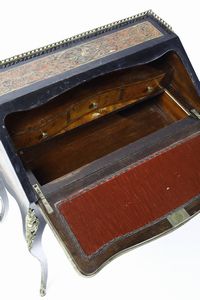 MANIFATTURA FRANCESE DEL XIX-XX SECOLO : Scrittoio a ribalta in stile Boulle in legno ebanizzato e lastronato in tartaruga e ottone, con applicazioni in bronzo dorato e gambe arcuate  - Asta Asta 395 | ARTE ANTICA E DEL XIX SECOLO Online - Associazione Nazionale - Case d'Asta italiane