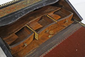 MANIFATTURA FRANCESE DEL XIX-XX SECOLO : Scrittoio a ribalta in stile Boulle in legno ebanizzato e lastronato in tartaruga e ottone, con applicazioni in bronzo dorato e gambe arcuate  - Asta Asta 395 | ARTE ANTICA E DEL XIX SECOLO Online - Associazione Nazionale - Case d'Asta italiane