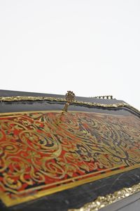 MANIFATTURA FRANCESE DEL XIX-XX SECOLO : Scrittoio a ribalta in stile Boulle in legno ebanizzato e lastronato in tartaruga e ottone, con applicazioni in bronzo dorato e gambe arcuate  - Asta Asta 395 | ARTE ANTICA E DEL XIX SECOLO Online - Associazione Nazionale - Case d'Asta italiane