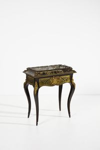 MANIFATTURA FRANCESE DEL XIX-XX SECOLO - Fioriera in stile Boulle in legno ebanizzato e lastronato in ottone, con applicazioni in bronzo dorato e gambe arcuate
