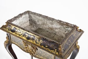 MANIFATTURA FRANCESE DEL XIX-XX SECOLO : Fioriera in stile Boulle in legno ebanizzato e lastronato in ottone, con applicazioni in bronzo dorato e gambe arcuate  - Asta Asta 395 | ARTE ANTICA E DEL XIX SECOLO Online - Associazione Nazionale - Case d'Asta italiane