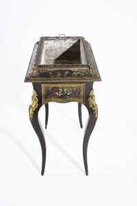 MANIFATTURA FRANCESE DEL XIX-XX SECOLO : Fioriera in stile Boulle in legno ebanizzato e lastronato in ottone, con applicazioni in bronzo dorato e gambe arcuate  - Asta Asta 395 | ARTE ANTICA E DEL XIX SECOLO Online - Associazione Nazionale - Case d'Asta italiane