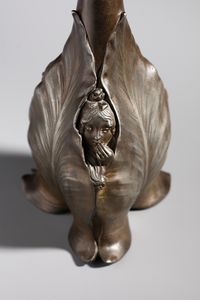 MANIFATTURA FRANCESE DEGLI INIZI DEL XX SECOLO : Vaso a balaustro in metallo in forma di stelo da cui emergono delle figure femminili  - Asta Asta 395 | ARTE ANTICA E DEL XIX SECOLO Online - Associazione Nazionale - Case d'Asta italiane