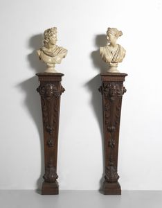 MANIFATTURA DEL XX SECOLO - Coppia di busti in gesso raffiguranti l'Apollo del Belvedere e la Diana di Versailles, su piedistalli in legno scolpito