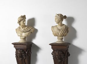 MANIFATTURA DEL XX SECOLO : Coppia di busti in gesso raffiguranti l'Apollo del Belvedere e la Diana di Versailles, su piedistalli in legno scolpito  - Asta Asta 395 | ARTE ANTICA E DEL XIX SECOLO Online - Associazione Nazionale - Case d'Asta italiane