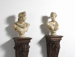 MANIFATTURA DEL XX SECOLO : Coppia di busti in gesso raffiguranti l'Apollo del Belvedere e la Diana di Versailles, su piedistalli in legno scolpito  - Asta Asta 395 | ARTE ANTICA E DEL XIX SECOLO Online - Associazione Nazionale - Case d'Asta italiane