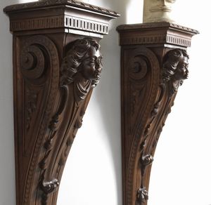 MANIFATTURA DEL XX SECOLO : Coppia di busti in gesso raffiguranti l'Apollo del Belvedere e la Diana di Versailles, su piedistalli in legno scolpito  - Asta Asta 395 | ARTE ANTICA E DEL XIX SECOLO Online - Associazione Nazionale - Case d'Asta italiane