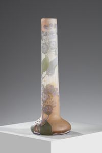 GALL - Vaso cilindrico con base a bulbo in vetro doppio, decoro di foglie e fiori nei toni del verde e del lilla, finemente inciso ad acido su fondo rosato
