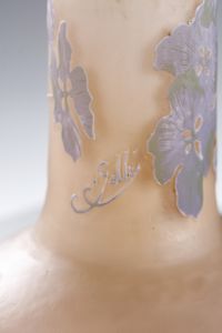 GALL� : Vaso cilindrico con base a bulbo in vetro doppio, decoro di foglie e fiori nei toni del verde e del lilla, finemente inciso ad acido su fondo rosato  - Asta Asta 395 | ARTE ANTICA E DEL XIX SECOLO Online - Associazione Nazionale - Case d'Asta italiane