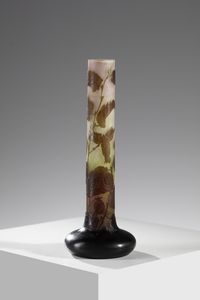 GALL - Vaso cilindrico con base a bulbo in vetro doppio, decoro di foglie nei toni del bruno, finemente inciso ad acido su fondo variegato verde e rosato