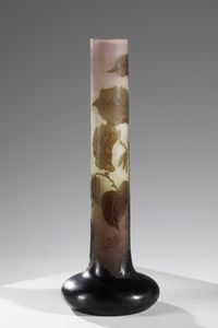 GALL� : Vaso cilindrico con base a bulbo in vetro doppio, decoro di foglie nei toni del bruno, finemente inciso ad acido su fondo variegato verde e rosato  - Asta Asta 395 | ARTE ANTICA E DEL XIX SECOLO Online - Associazione Nazionale - Case d'Asta italiane