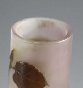 GALL� : Vaso cilindrico con base a bulbo in vetro doppio, decoro di foglie nei toni del bruno, finemente inciso ad acido su fondo variegato verde e rosato  - Asta Asta 395 | ARTE ANTICA E DEL XIX SECOLO Online - Associazione Nazionale - Case d'Asta italiane