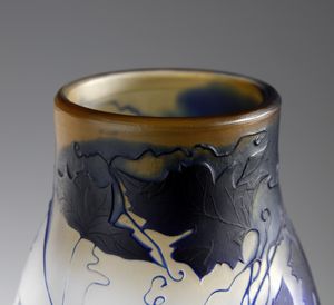 MANIFATTURA FRANCESE : Vaso in vetro doppio, con decori vegetali, nei toni del blu su fondo bianco  - Asta Asta 395 | ARTE ANTICA E DEL XIX SECOLO Online - Associazione Nazionale - Case d'Asta italiane