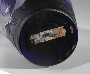 MANIFATTURA FRANCESE : Vaso in vetro doppio, con decori vegetali, nei toni del blu su fondo bianco  - Asta Asta 395 | ARTE ANTICA E DEL XIX SECOLO Online - Associazione Nazionale - Case d'Asta italiane