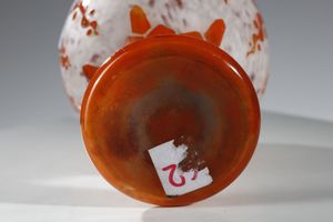 SCHNEIDER : Vaso della serie Rubaniers, in vetro doppio, nei toni arancio e rosso su fondo bianco  - Asta Asta 395 | ARTE ANTICA E DEL XIX SECOLO Online - Associazione Nazionale - Case d'Asta italiane