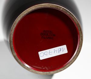 ROYAL DOULTON : Vaso flamb� in terracotta modellata a colaggio smaltata in rosso cupo con decoro in nero di paesaggio  - Asta Asta 395 | ARTE ANTICA E DEL XIX SECOLO Online - Associazione Nazionale - Case d'Asta italiane