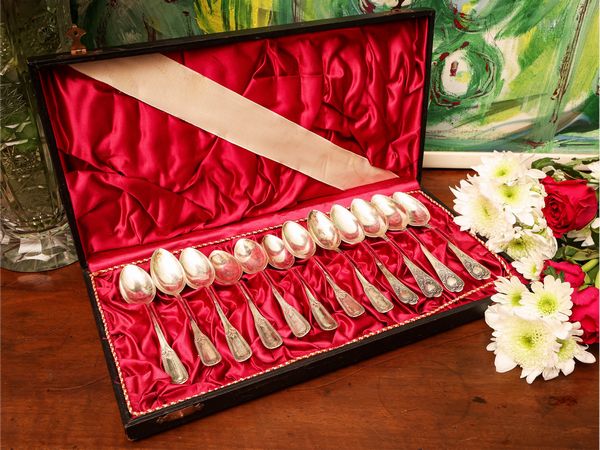 Serie di dodici cucchiaini da dessert in argento  - Asta L'Arte di Arredare - Associazione Nazionale - Case d'Asta italiane