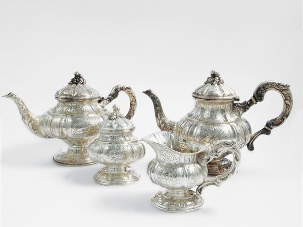 Servizio da t� e caff� in argento cesellato  - Asta L'Arte di Arredare - Associazione Nazionale - Case d'Asta italiane
