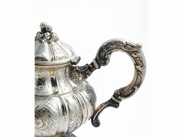 Servizio da t� e caff� in argento cesellato  - Asta L'Arte di Arredare - Associazione Nazionale - Case d'Asta italiane