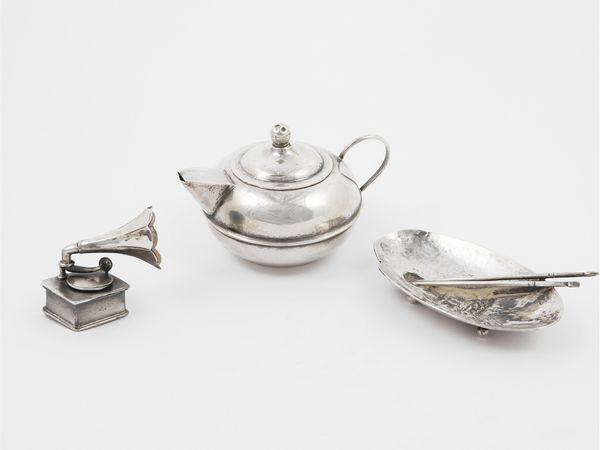 Curiosit� in argento  - Asta L'Arte di Arredare - Associazione Nazionale - Case d'Asta italiane