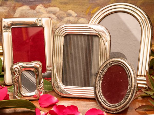 Cinque cornici portaritratti in argento  - Asta L'Arte di Arredare - Associazione Nazionale - Case d'Asta italiane