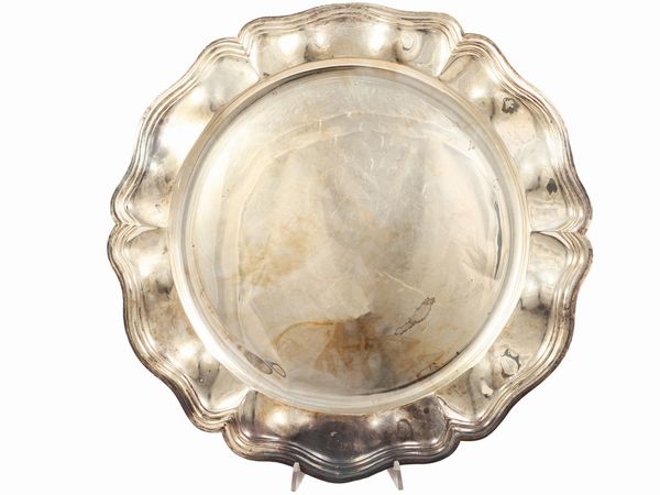 Due grandi piatti da portata in argento  - Asta L'Arte di Arredare - Associazione Nazionale - Case d'Asta italiane