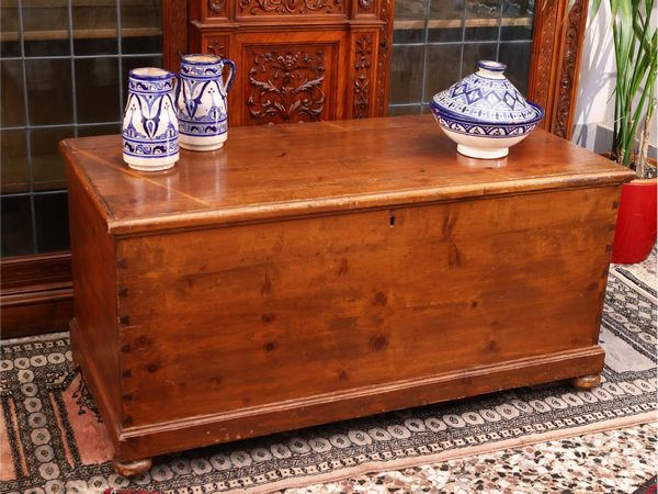 Piccola cassapanca rustica in legno tenero  - Asta L'Arte di Arredare - Associazione Nazionale - Case d'Asta italiane