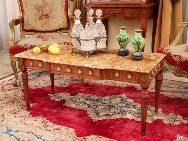 Tavolino basso da caff� impiallacciato in legno di rosa  - Asta L'Arte di Arredare - Associazione Nazionale - Case d'Asta italiane