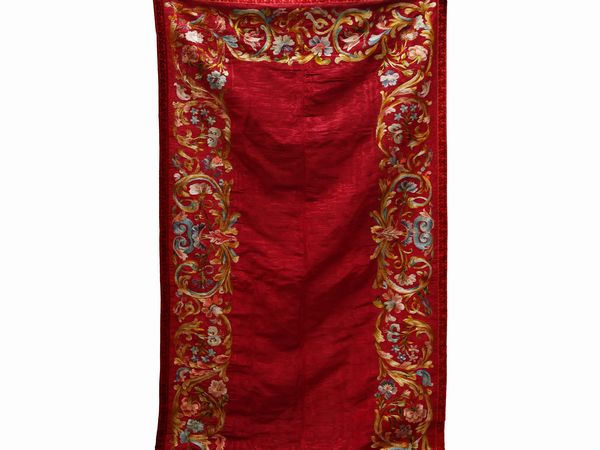 Pannello in gros moir� cremisi  - Asta L'Arte di Arredare - Associazione Nazionale - Case d'Asta italiane