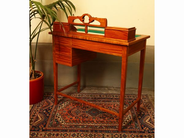 Piccolo scrittoio in satinwood  - Asta L'Arte di Arredare - Associazione Nazionale - Case d'Asta italiane