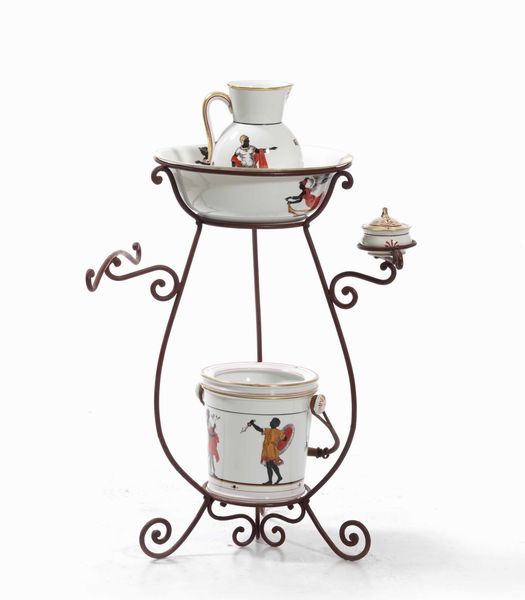 Trespolo lavamani in metallo con porcellane Ginori  - Asta Antiquariato febbraio - Associazione Nazionale - Case d'Asta italiane