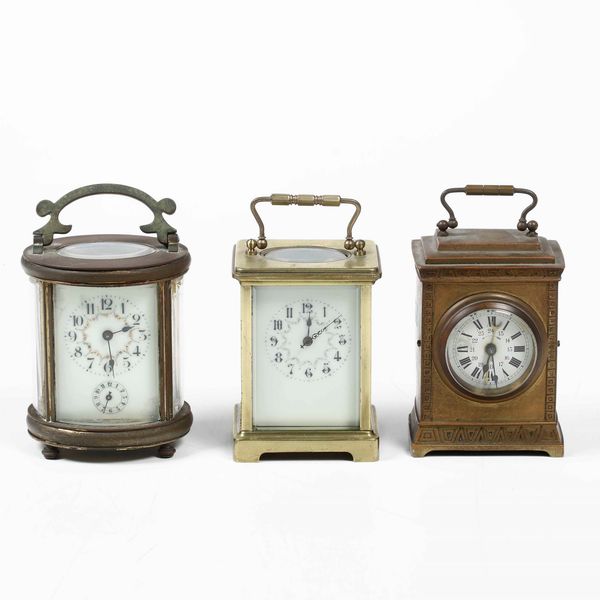 Lotto di tre orologi da tavolo di cui due officielle e una sveglia  - Asta Antiquariato febbraio - Associazione Nazionale - Case d'Asta italiane