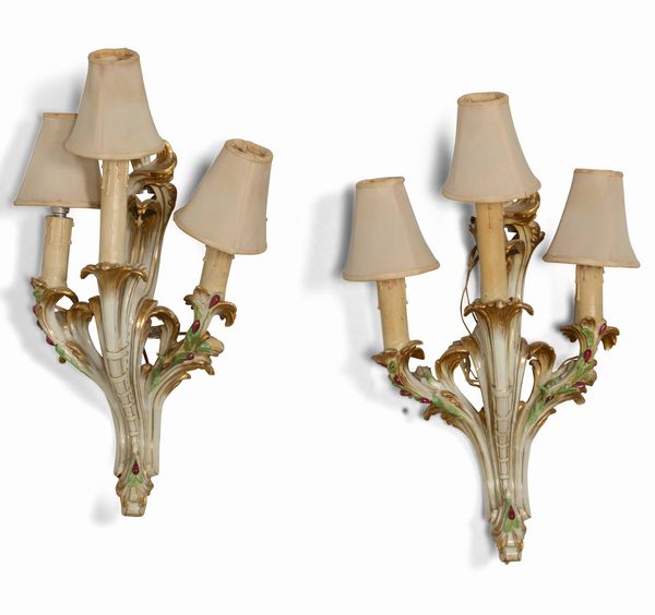 Coppia di appliques in porcellana policroma a tre fiamme. Stile 700, XX secolo  - Asta Antiquariato febbraio - Associazione Nazionale - Case d'Asta italiane