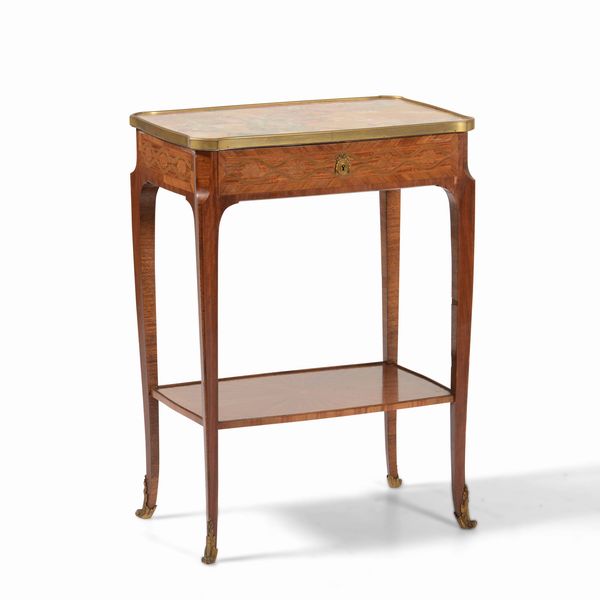 Tavolino da centro in legno lastronato ed intarsiato con finiture in bronzo dorato, XIX secolo  - Asta Antiquariato febbraio - Associazione Nazionale - Case d'Asta italiane