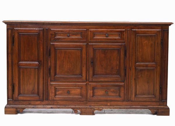 Grande credenza a sportelli e cassetti. XVIII-XIX secolo  - Asta Antiquariato febbraio - Associazione Nazionale - Case d'Asta italiane
